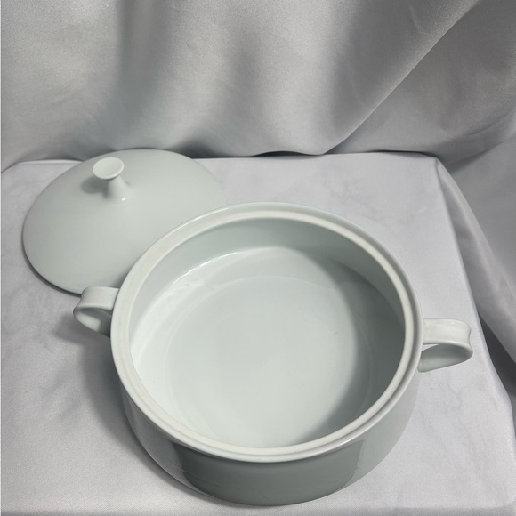 Noritake Angela White Vegetable Dish Round W/ Lid Cook Serveware Collection New - Picture 4 of 9